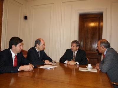 Ministro de Hacienda, Felipe Larraín, se reúne con presidentes de Sofofa y SNA por mesa de trabajo para la competitividad.