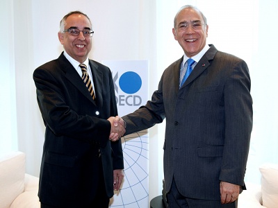 De izquierda a derecha: Embajador Raúl Sáez y Ángel Gurría, secretario general de la OCDE.