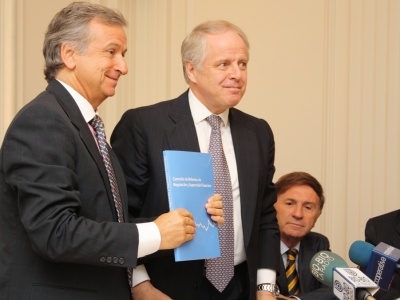El Ministro de Hacienda, Felipe Larraín, junto al presidente de la Comisión Asesora de Reforma a la Regulación y Supervisión Financiera, Jorge Desormeaux.