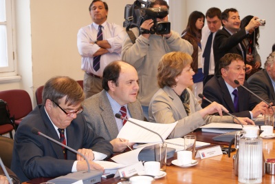 En la cita, elsubsecretario estuvo acompañado del alcalde de Punta Arenas, Vladimiro Mimica, y la Intendenta de Magallanes, Liliana Kusanovic. 
