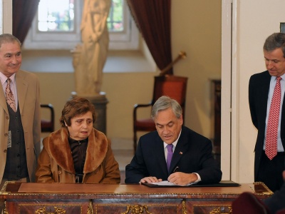 ARCHIVO: Firma proyecto de Ley Bodas de Oro (07 de julio de 2010).
