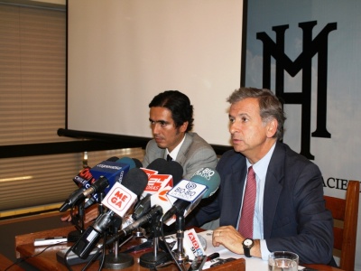 El ministro de Hacienda, Felipe Larraín, junto al coordinador de Finanzas Internacionales del Ministerio de Hacienda, Ignacio Briones.