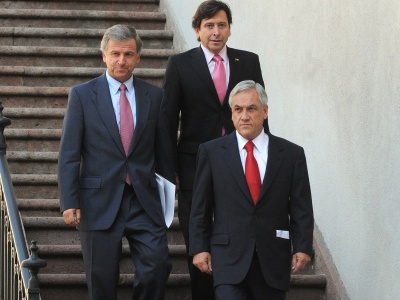 El Presidente de la República, Sebastián Piñera, en el Palacio de La Moneda, acompañado por el ministro de Hacienda, Felipe Larraín, y el biministro de Minería y Energía, Laurence Golborne.