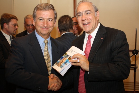 El ministro de Hacienda, Felipe Larraín, junto al Secretario general de OCDE, Ángel Gurría.