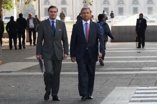 El ministro de Hacienda, Felipe Larraín, junto al director del Servicio de Impuestos Internos, Julio Pereira.