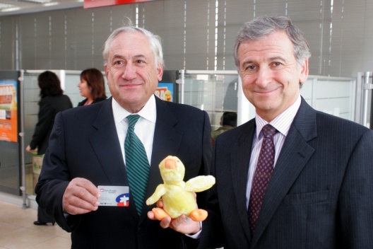El ministro de Hacienda, Felipe Larraín, junto al gerente general ejecutivo de BancoEstado, Pablo Piñera.