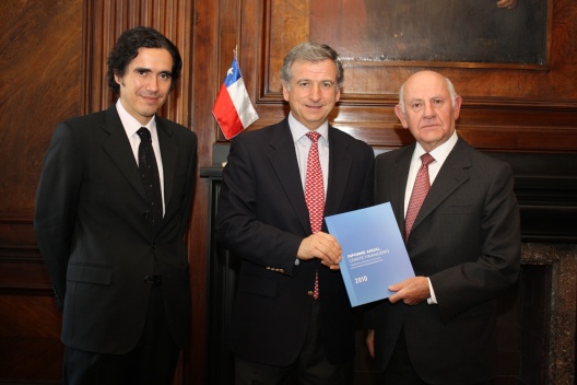 Ministro de Hacienda, Felipe Larraín, recibe Informe Anual 2010 del Comité Financiero