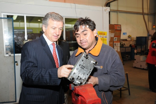 Ministro Larraín visita la empresa Ducasse Industrial.
