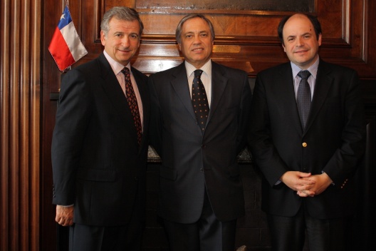 En la imagen: Felipe Larraín, Ministro de Hacienda, Sergio Frías, Tesorero General de la República, y Rodrigo Álvarez, Subsecretario de Hacienda.
