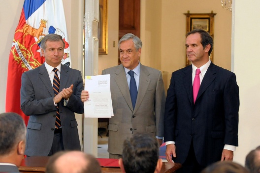 Ceremonia de firma de proyecto de ley de financiamiento de las Fuerzas Armadas, Palacio de La Moneda.