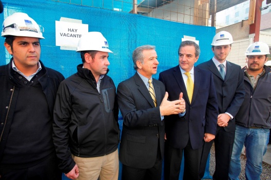 Ministro Larraín visita obra en construcción en pleno centro de Santiago.