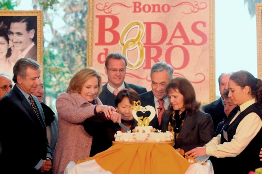 Autoridades de gobierno celebran junto a los primeros beneficiarios del bono “Bodas de Oro”.