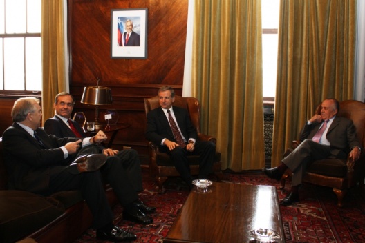 El ministro de Hacienda, Felipe Larraín, junto al presidente de la Democracia Cristiana (DC), senador Ignacio Walker, el senador Andrés Zaldívar y el diputado Jorge Burgos.