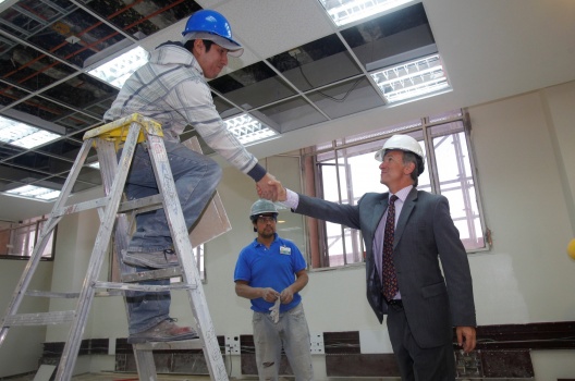 Ministro Larraín visita los trabajos de reparación de la casa matriz de BancoEstado.