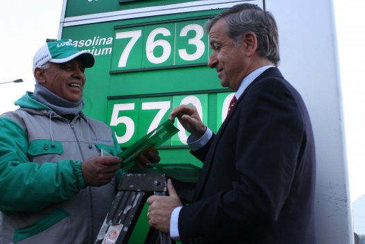 Ministro Larraín celebra la baja en el precio de los combustibles.