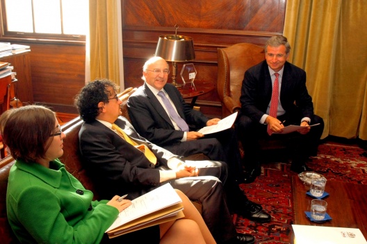 El ministro de Hacienda, Felipe Larraín, se reunió hoy con Michael Bear, Lord Mayor de la ciudad de Londres, y el embajador de Inglaterra en nuestro país, Jon Benjamin.