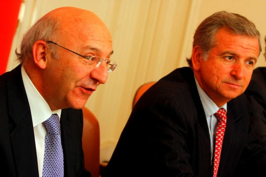 El ministro de Hacienda, Felipe Larraín,  junto a Lord Mayor de la ciudad de Londres, Michael Bear.