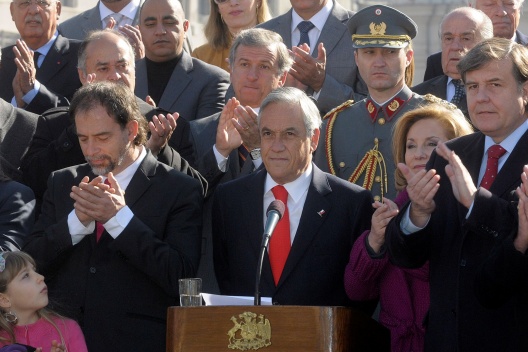 Ministro de Hacienda, Felipe Larraín, asiste a la ceremonia de izamiento de la Gran Bandera Nacional frente al Palacio de La Moneda con motivo del inicio de la conmemoración del Bicentenario del Congreso.