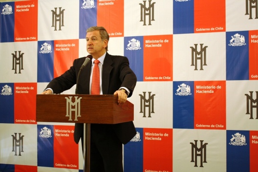 Ministro de Hacienda, Felipe Larraín, ofrece conferencia de prensa.