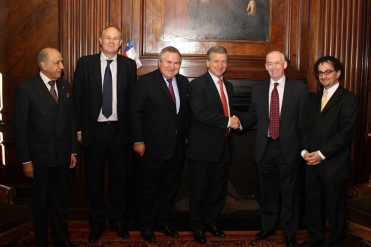 Ministro de Hacienda, Felipe Larraín, recibe a embajador inglés y parlamentarios británicos que visitan Chile