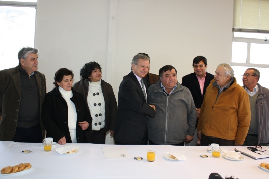 Ministro de Hacienda, Felipe Larraín, desayuna con locatarios y dirigentes de La Vega.