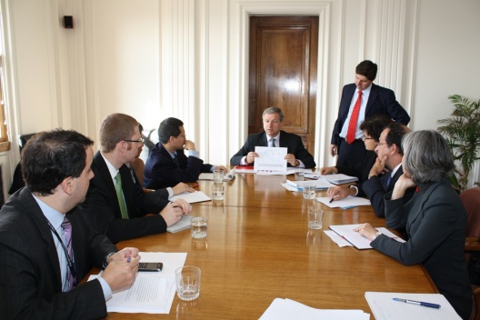 Ministro Felipe Larraín y Coordinador Macroeconómico de Hacienda, Rodrigo Cerda, en cita con delegación del FMI. 