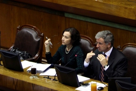 Archivo: El ministro de Hacienda, Felipe Larraín, junto a la  Directora de Presupuestos, Rosanna Costa.