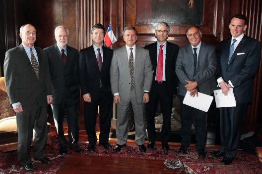En la imagen de izquierda a derecha: Laurence Kotlikoff, Barry Eichengreen, Jeffrey Sachs, el ministro de Hacienda, Felipe Larraín, Paul Romer, Uri Dadush y Edward Glaeser.