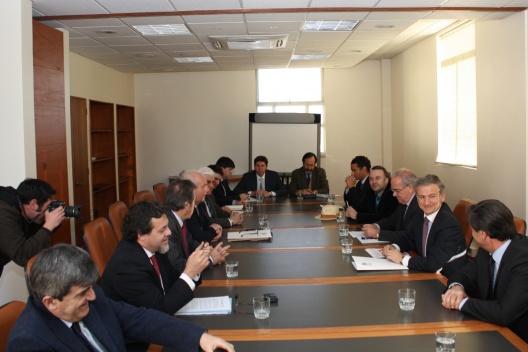 Ministro Larraín se reúne con parlamentarios de la Concertación por Presupuesto 2012.