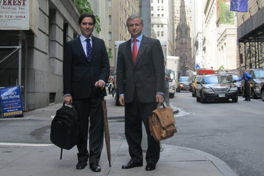 El ministro de Hacienda, Felipe Larraín, acompañado por el coordinador de Finanzas Internacionales de la cartera, Ignacio Briones, en Wall Street.