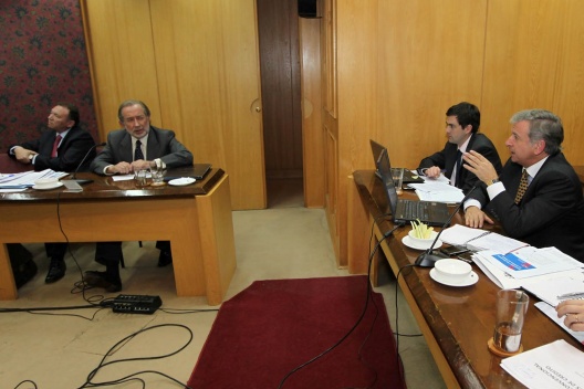 Ministro Felipe Larraín expone en la Comisión de Economía del Senado.