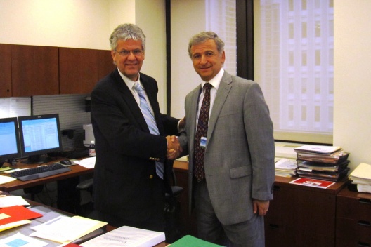El director del Departamento del Hemisferio Occidental del FMI, Nicolás Eyzaguirre, junto al ministro de Hacienda, Felipe Larraín.