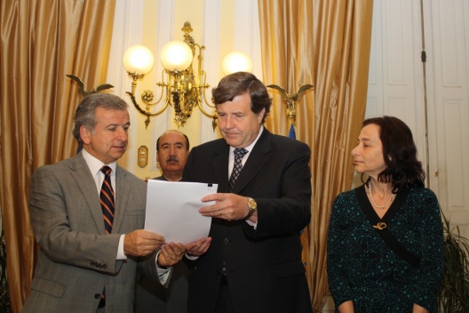 El ministro de Hacienda, Felipe Larraín, y la directora de Presupuestos, Rosanna Costa, junto al presidente de la Cámara de Diputados, Patricio Melero.