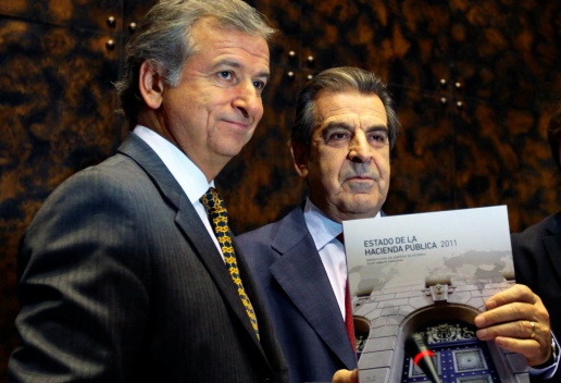 El ministro de Hacienda, Felipe Larraín, junto al presidente de la Comisión Especial Mixta de Presupuestos, senador Eduardo Frei.