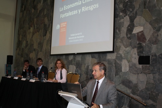 Ministro de Hacienda, Felipe Larraín, expone en Encuentro Empresarial "Los nuevos desafíos: ¿Cómo enfrentarlos?", organizado por Mujeres Empresarias. En la oportunidad, el secretario de Estado aseguró que Chile va a seguir creciendo “a un ritmo más moderado”, pese a advertir que “enfrentamos una posible tormenta en la economía mundial”. 