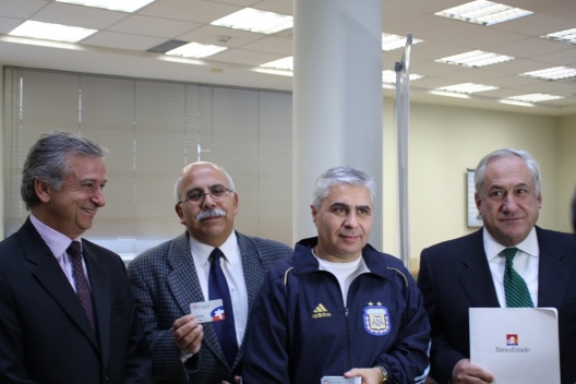 Ministro Larraín visita junto al gerente general ejecutivo de BancoEstado, Pablo Piñera, la sucursal Matucana de dicha institución.