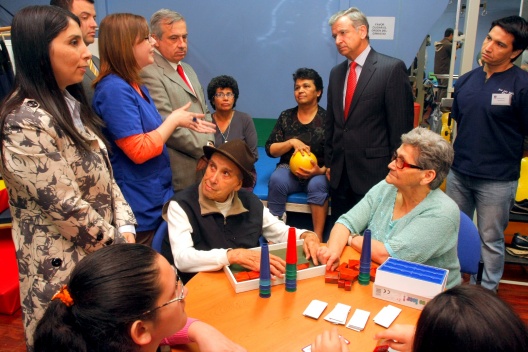 Ministros de Hacienda y Salud visitan el Centro Integral del Adulto Mayor de Conchalí.