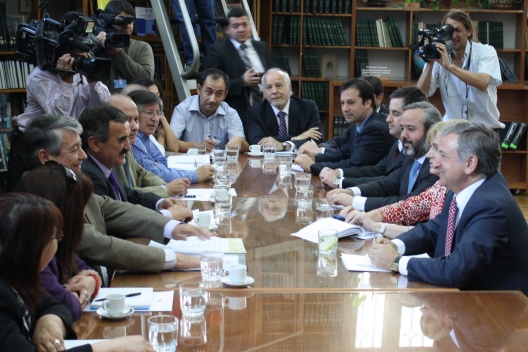 Ministros de Hacienda y Trabajo encabezan constitución de mesa de trabajo con gremios del sector público por reajuste 2012.