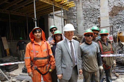 Ministro de Hacienda, Felipe Larraín, junto a trabajadores que construyen nuevo edificio de oficinas en el complejo Santiago Downtown.