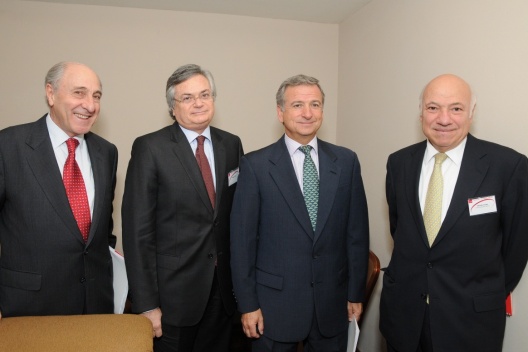 El ministro de Hacienda, Felipe Larraín, junto al presidente de Icare, Francisco Silva; el economista y analista político internacional, Moisés Naim, y el economista Vittorio Corbo.