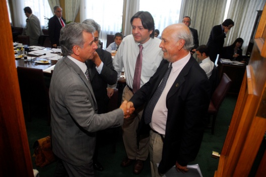 Ministro de Hacienda, Felipe Larraín, junto al presidente de la ANEF, Raúl De la Puente.