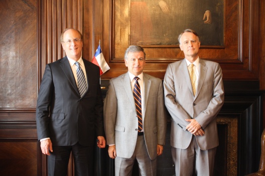 El Ministro de Hacienda, Felipe Larraín, junto al presidente del Comité Financiero, Klaus Schmidt-Hebbel, y Larry Flink, Chief Executive Officer de BlackRock. 