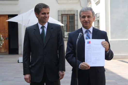 El Presidente de la República, Sebastián Piñera y el Ministro de Hacienda,  Felipe Larraín, firmaron hoy el decreto que designa a Rodrigo Vergara Montes como nuevo Presidente del Banco Central
