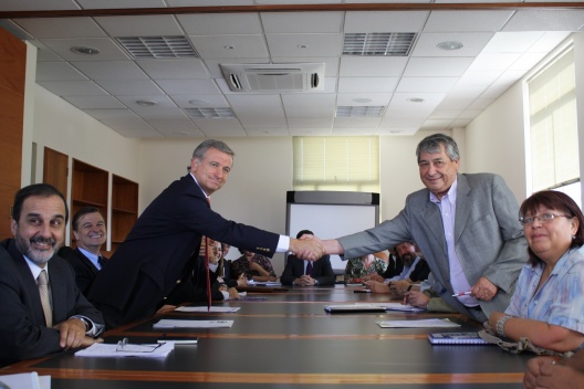 Ministro de Hacienda, Felipe Larraín, junto al presidente de la CUT, Arturo Martínez, en reunión con mesa de trabajo del sector público.