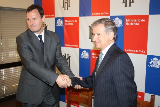 Felipe Larraín, ministro de Hacienda, junto a Raphale Bergoeing, nuevo superintendente de Bancos e Instituciones Financieras.
