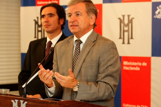 El ministro de Hacienda, Felipe Larraín, junto al coordinador de Finanzas Internacionales de la cartera, Ignacio Briones.