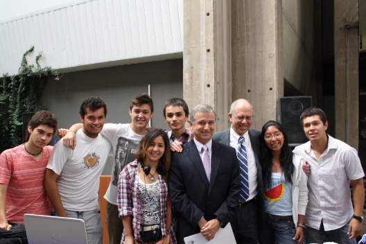 En la imagen, el Ministro Felipe Larraín, junto al decano de la FEN, Manuel Agosín, comparten con alumnos de dicha casa de estudios.