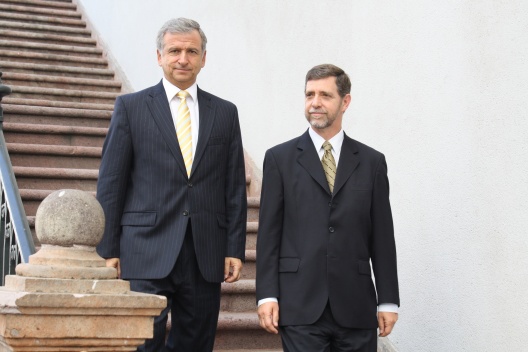 Ministro de Hacienda, Felipe Larraín, junto al economista Joaquín Vial.