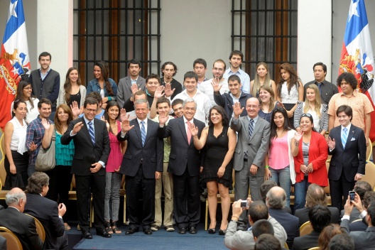 El ministro de Hacienda, Felipe Larraín,  en la ceremonia de promulgación de la ley que establece la Inscripción Automática y el Voto Voluntario. La actividad, encabezada por el  Presidente de la República, Sebastián Piñera, se realizó esta mañana en el Patio de las Camelias del Palacio de La Moneda.