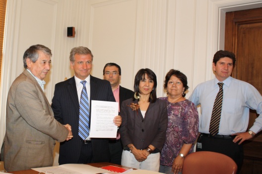Ministro de Hacienda, Felipe Larraín, recibe propuesta tributaria de la CUT. 